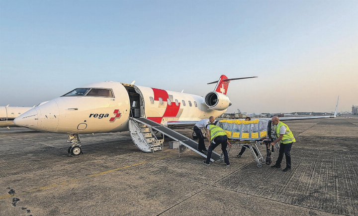 Die von der Rega entwickelte Isolationseinheit ermöglicht den sicheren Transport von Ebola-Patientinnen und -Patienten im Rega-Jet. Bild: Rega